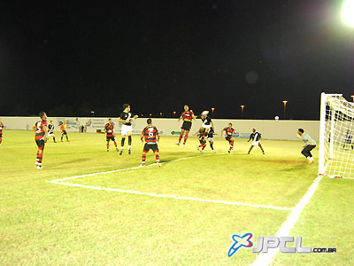 Momento em que Hodirlei escora de cabeça a bola lançada na  área e faz o gol de empate do Misto contra o Campinense, na última quarta-feira (18/02), pela Copa do Brasil -