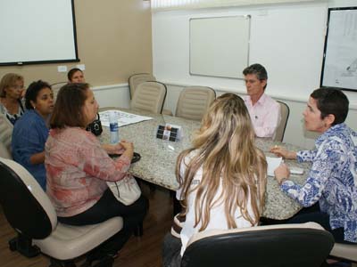 O grupo questionou se a prefeitura tinha responsabilidade sobre a mudança e sobre a demissão -