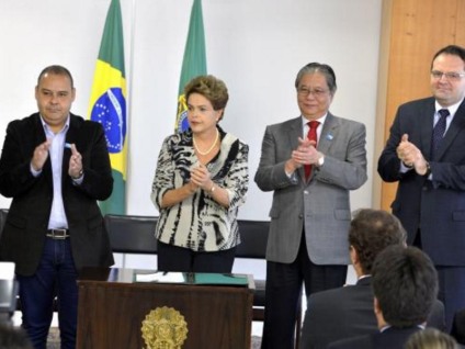 A presidenta Dilma Rousseff sanciona a lei que institui o Programa de Proteção ao Emprego (PPE), em solenidade no Palácio do Planalto  - Valter Campanato/Agência Brasil