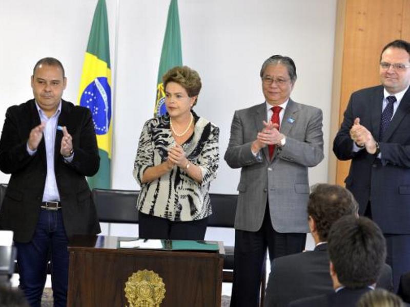 A presidenta Dilma Rousseff sanciona a lei que institui o Programa de Proteção ao Emprego (PPE), em solenidade no Palácio do Planalto  - Valter Campanato/Agência Brasil