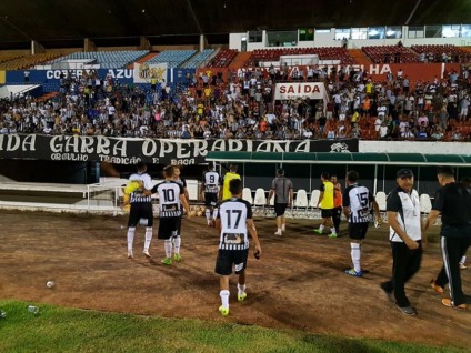 Jogadores do Operário comemoram a vitória com a torcida - Divulgação/Assessoria