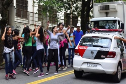 Estudantes da Escola Estadual Godofredo Furtado, em Pinheiros, interditaram parcialmente a via em protesto contra a proposta da Secretaria da Educação de reorganização escolar - Rovena Rosa/Agência Brasil