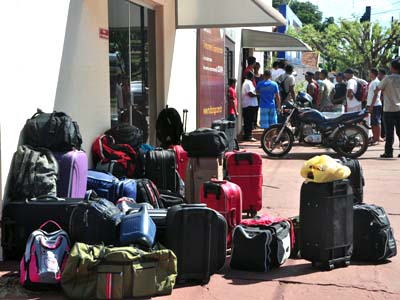 Trabalhadores dormiram na calçada, em frente da empresa de recursos humanos -