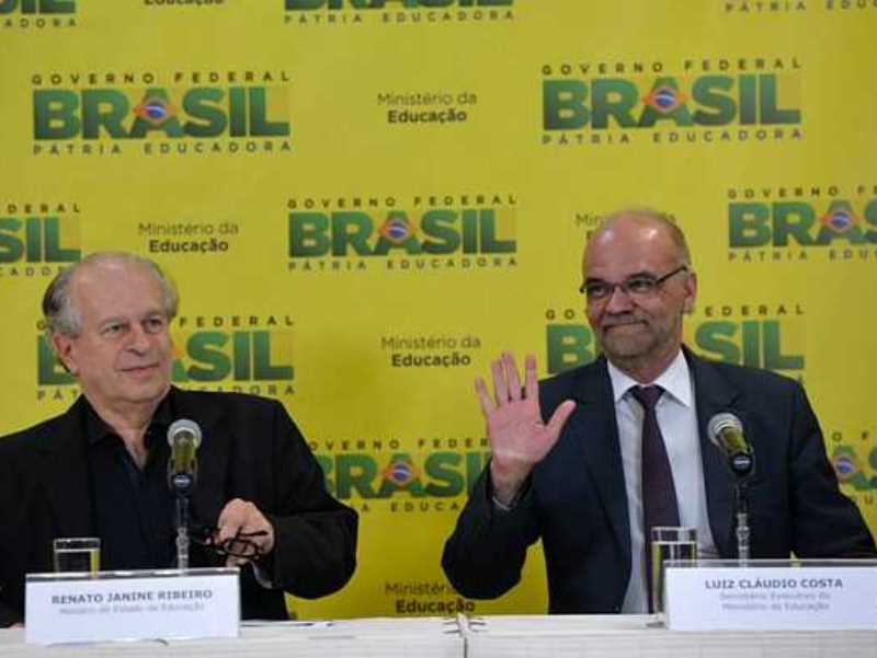 Ministro da Educação, Renato Janine Ribeiro, divulgou balanço do primeiro semestre de 2015 do Fies, ao lado do secretário executivo do MEC, Luiz Cláudio Costa - Divulgação Ministro da Educação, Renato Janine Ribeiro, divulgou balanço do primeiro semestre de 2015 do Fies, ao lado do secretário executivo do MEC, Luiz Cláudio Costa - Divulgação