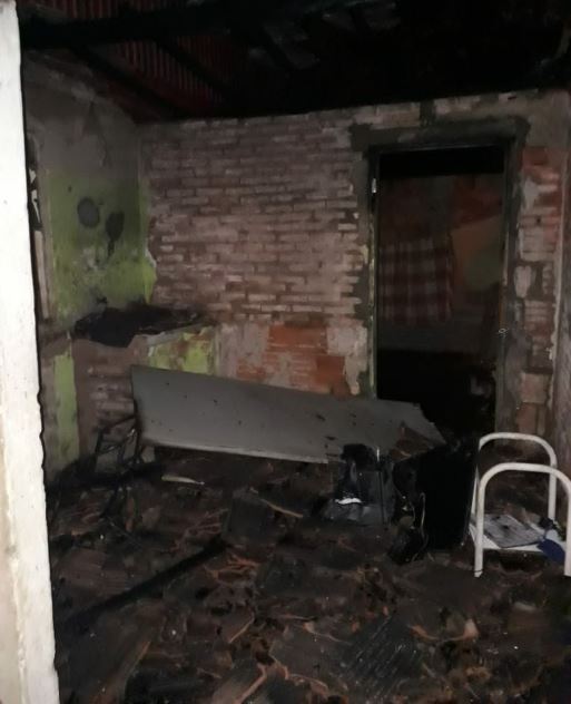 Fogo teria começado no quarto e depois se alastrou para outros cômodos, segundo bombeiros. - Divulgação/Corpo de Bombeiros