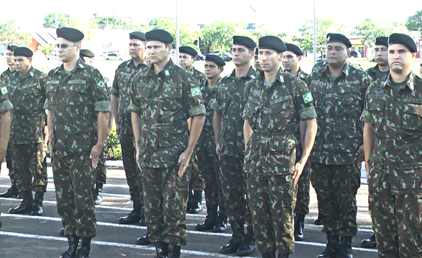 Jovens que completaram 18 anos e se alistaram no ano passado, passaram a vestir a farda e representar o Exército brasileiro. - Reprodução/TVC