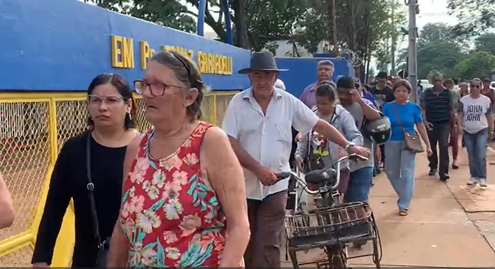 Muitas pessoas formaram fila no maior colégio eleitoral da Capital.