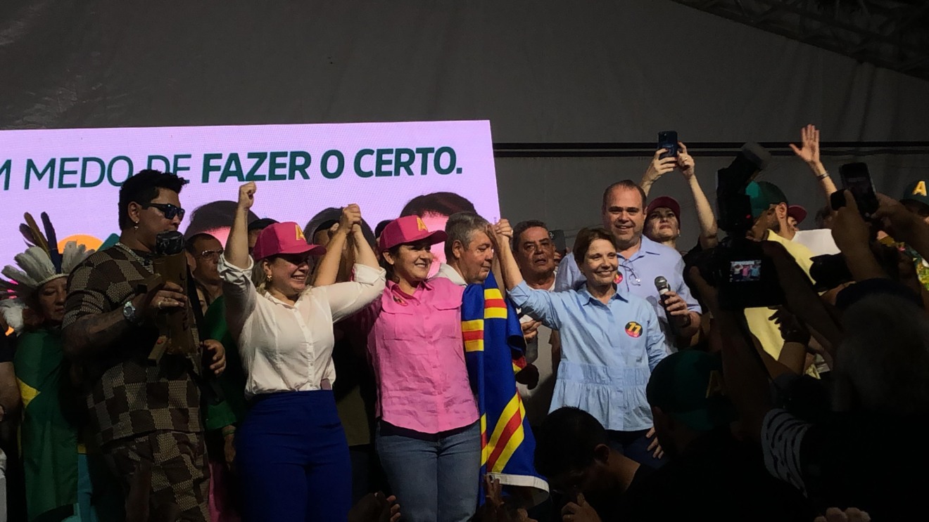 Dra Camilla, Adriane Lopes e Tereza Cristina durante comemoração no comitê de campanha.