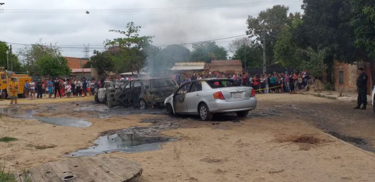 Ação cinematográfica incendiou carros e deixou feridos - Foto: ABC Color