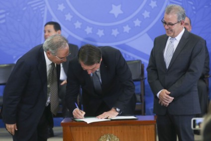 Bolsonaro assina decreto que cria Comitê de Monitoramento para o setor - Foto: Antonio Cruz/Agência Brasil