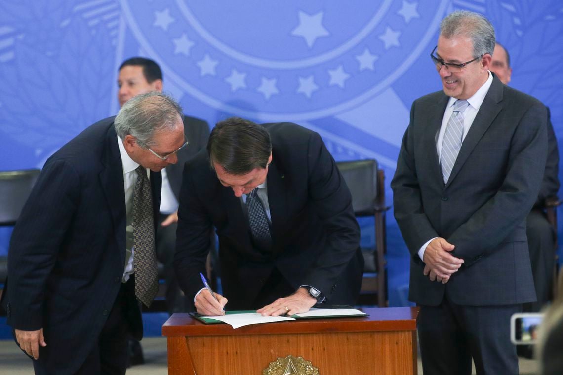 Bolsonaro assina decreto que cria Comitê de Monitoramento para o setor - Foto: Antonio Cruz/Agência Brasil