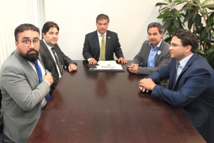 Na reunião com o ministro Canuto, o senador pediu análise e empenho de mais de R$ 21 milhões de recursos de emendas parlamentares de bancada - Foto:Divulgação/Assessoria Na reunião com o ministro Canuto, o senador pediu análise e empenho de mais de R$ 21 milhões de recursos de emendas parlamentares de bancada - Foto:Divulgação/Assessoria