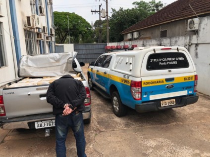 PMR apreendeu quase uma tonelada de maconha na MS-380 e um homem foi preso - Foto: Divulgação/PMR