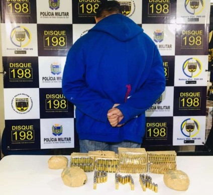 O motorista, as municições e o veículo, foram encaminhados para a delegacia da Polícia Federal de Dourados - Foto: Divulgação/PMR