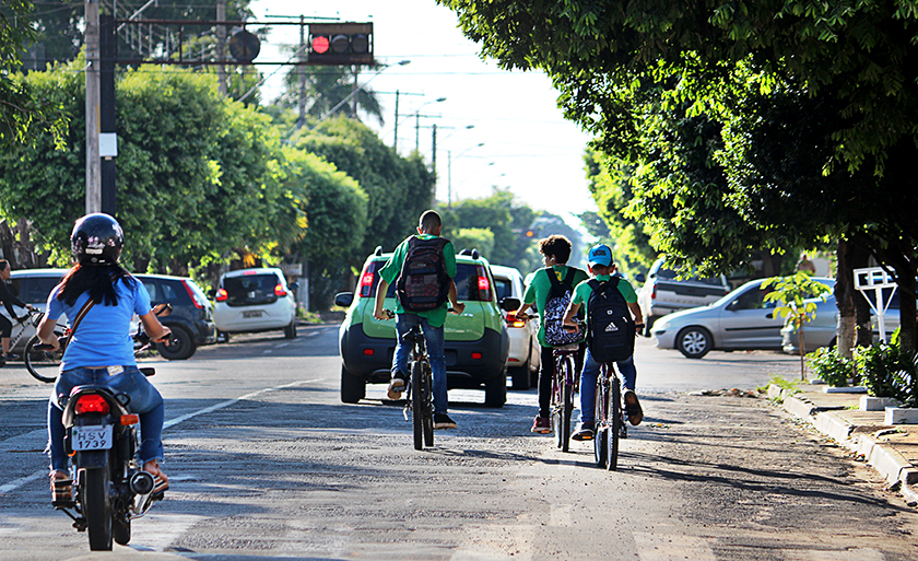 Nesta segunda-feira (18), em Três Lagoas o transito estava mais movimentado devido ao fluxo de alunos indo ao 1º dia de aula de 2019 - Danielle Leduc