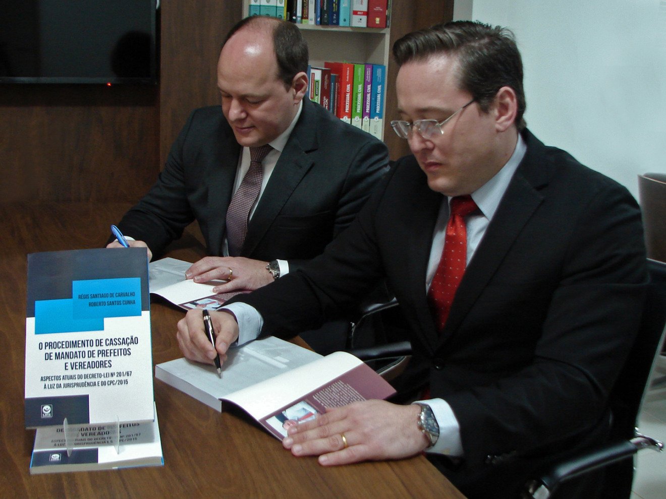 Os advogados Régis de Carvalho e Roberto Cunha escreveram o livro "O procedimento de cassação de mandato de prefeitos e vereadores” - Foto: Raquel de Souza Os advogados Régis de Carvalho e Roberto Cunha escreveram o livro "O procedimento de cassação de mandato de prefeitos e vereadores” - Foto: Raquel de Souza
