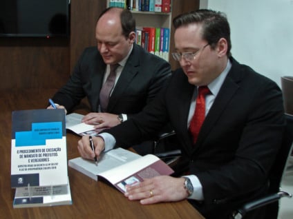 Os advogados Régis de Carvalho e Roberto Cunha escreveram o livro "O procedimento de cassação de mandato de prefeitos e vereadores” - Foto: Raquel de Souza