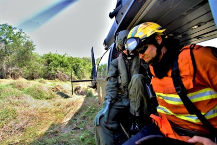 Bombeiros chegam pelo ar ao ponto de combate ao fogo, região de difícil acesso na RPPN da fazenda Caiman. - Divulgação/Governo MS