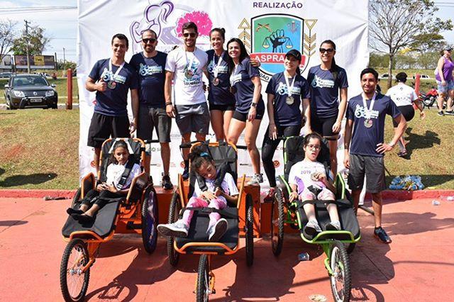 O grupo leva cadeirantes para participarem de  Corridas de Rua - Divulgação