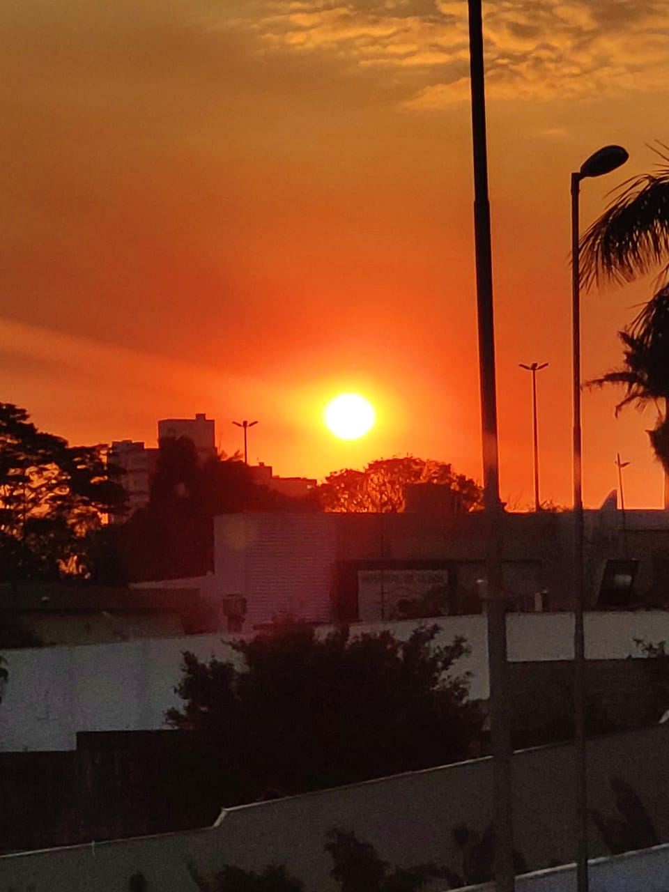 A Capital também teve a maior temperatura dos últimos 9 anos com registro de 39,8°C no domingo - Gabi Couto/CBN