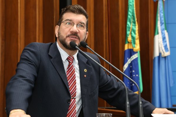 Deputado banca bebida alcoólica com dinheiro público - Foto: Victor Chileno/ALMS