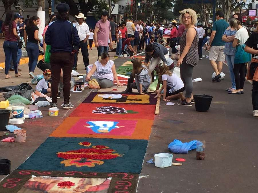 Cerca de mil pessoas participaram da confecção dos tapetes nas ruas no município - Foto: Vinicius Araújo