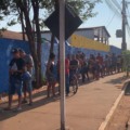 No 1º turno, eleitores acordaram cedo e formaram fila no maior colégio eleitoral da Capital. 