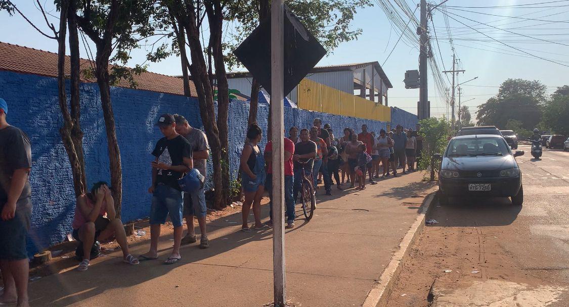 No 1º turno, eleitores acordaram cedo e formaram fila no maior colégio eleitoral da Capital. 