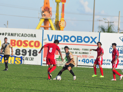 Meia-atacante Paulinho (centro), foi o destaque da partida ao marcar dois gols -