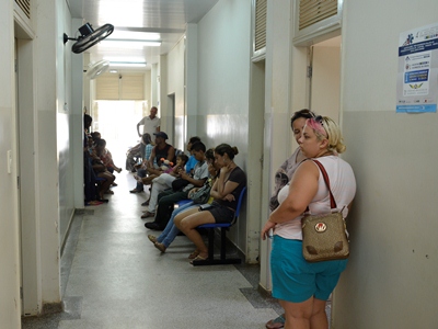 Dezenas de pacientes à espera de atendimento -
