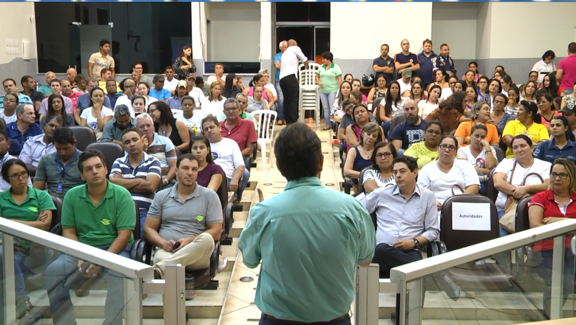 Em assembleia, servidores rejeitaram contraproposta da prefeitura e não descartam greve - Hugo Leal/JPNews