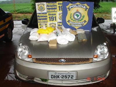 Drogas e veículo foram apreendidos -