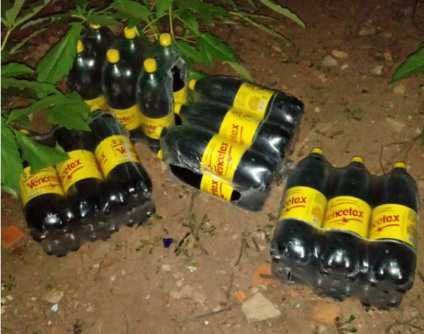 Polícia procura por dois comparsas do suspeito, que esconderam parte dos produtos em um terreno baldio - Divulgação/PM Polícia procura por dois comparsas do suspeito, que esconderam parte dos produtos em um terreno baldio - Divulgação/PM