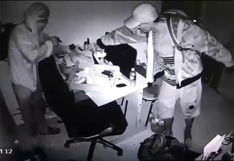 Nas imagens é possível ver ação dos bandidos que usaram lanterna e isqueiro - Imagem cedida