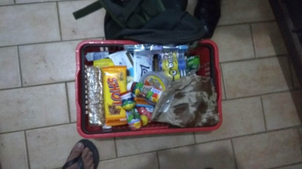 Criminoso tentou sair do comércio com uma mochila cheia de produtos furtados - Divulgação
