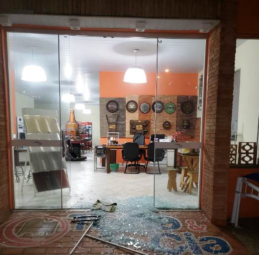 Proprietário registrou os estragos provocados pelos ladrões na loja - Arquivo/JPNEWS