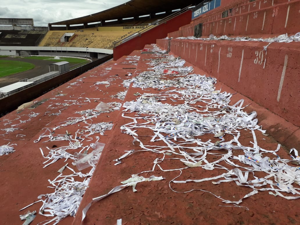 Lixo deixado pelos torcedores durante as partidas no Estádio Morenão. - Isabelly Melo