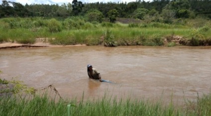 A areia era retirada com uso de draga e a atividade provocou dano ambiental - Divulgação/PMA