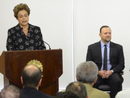 Brasília - A presidenta Dilma Rousseff participa da solenidade de assinatura de contratos de patrocínio de futebol  e anuncia criação da autoridade fiscalizadora do futebol   - José Cruz/Agência Brasil