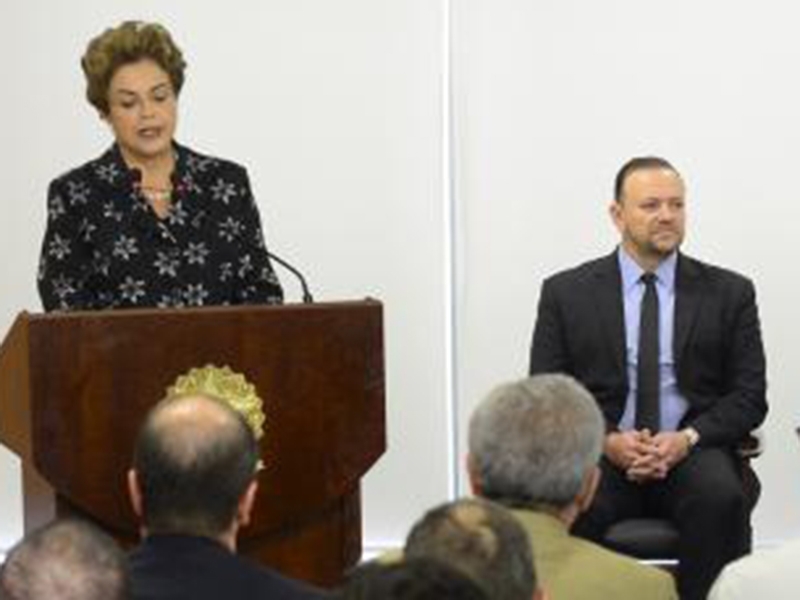 Brasília - A presidenta Dilma Rousseff participa da solenidade de assinatura de contratos de patrocínio de futebol  e anuncia criação da autoridade fiscalizadora do futebol   - José Cruz/Agência Brasil