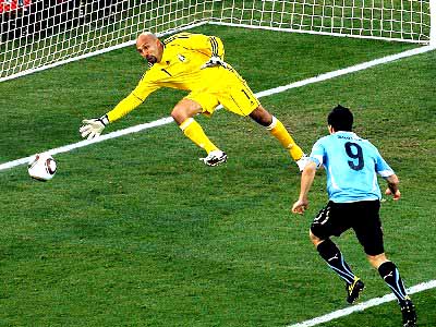 Suárez cabeceia e marca o único gol do jogo: ambas as seleções se classificaram -