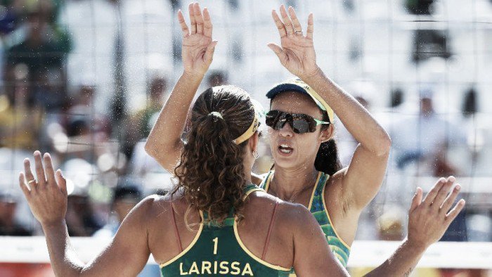 Larissa Franca e Talita Rocha estrearam em grande estilo na disputa do vôlei de praia feminino - Divulgação/TimeBrasil