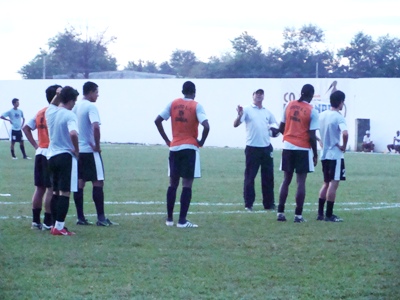 O técnico Amarildo de Carvalho orienta o posicionamento da defesa -