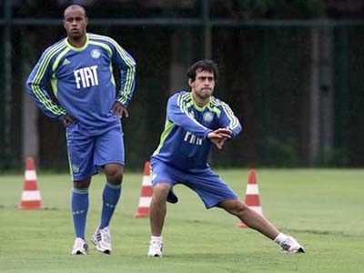 Marcos Assunção (esq.) e Valdívia fazem alongamento no CT do Palmeiras - Marcos Assunção (esq.) e Valdívia fazem alongamento no CT do Palmeiras -