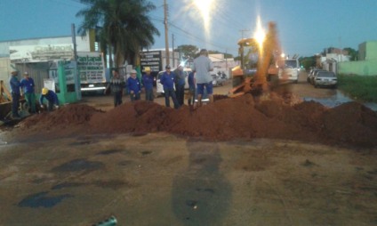 Homens trabalham nas obras de reparo na rede de água afetada  - Edis Carlos/JP