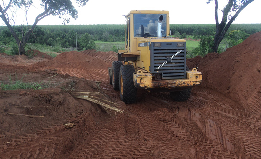 Obras foram paralisadas e as máquinas apreendidas - Divulgação/PMA