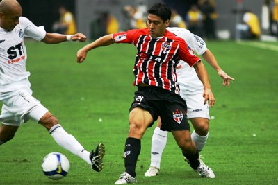 O argentino Adrian Gonzales (centro) apoiou bem o ataque tricolor -