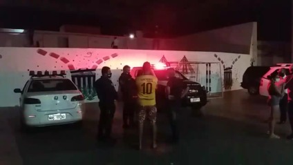Um dos chinelos da vítima estavam em cima da laje da coberta e outro em cima do palco onde o mesmo estava - Alex Santos/JPNEWS