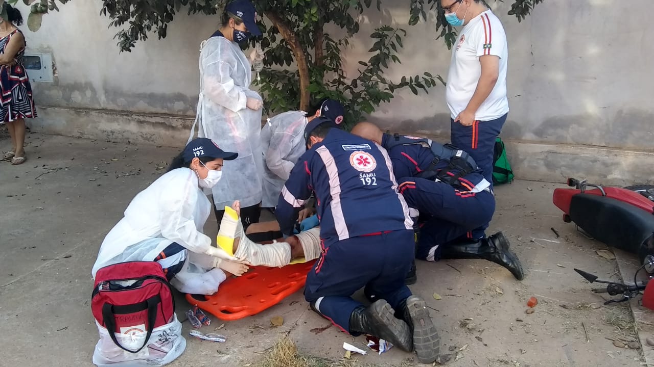 Motociclista sofre fratura exposta após acidente em cruzamento perigoso - Alfredo Neto/JPNews