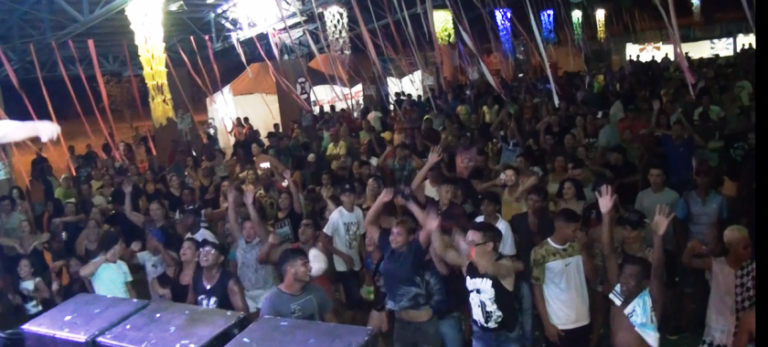 Foliões se divertem em Carnaval no Arenamix - Reprodução/TVC